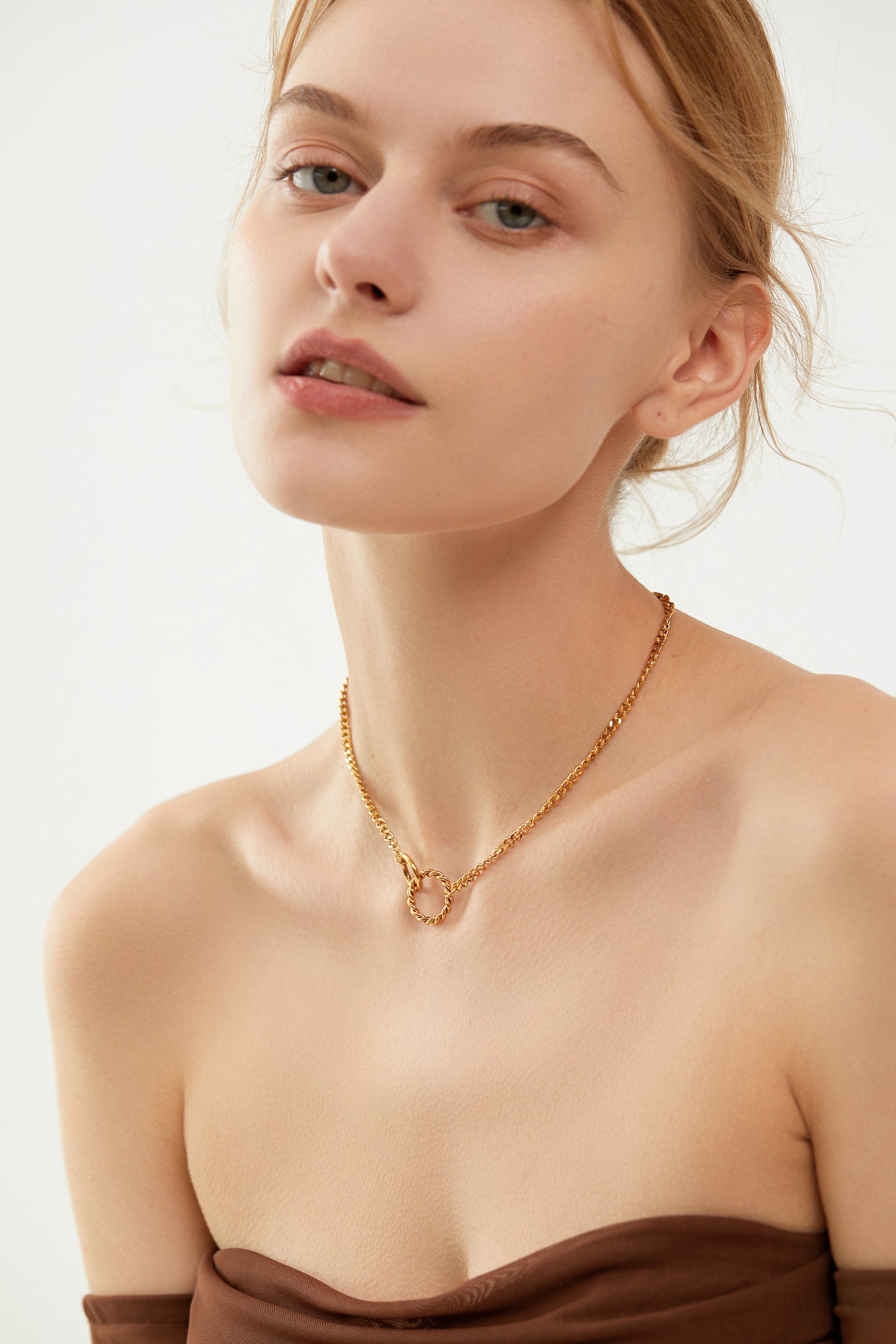 Gold Interlocking Twisted Rings Curb Chain Necklace