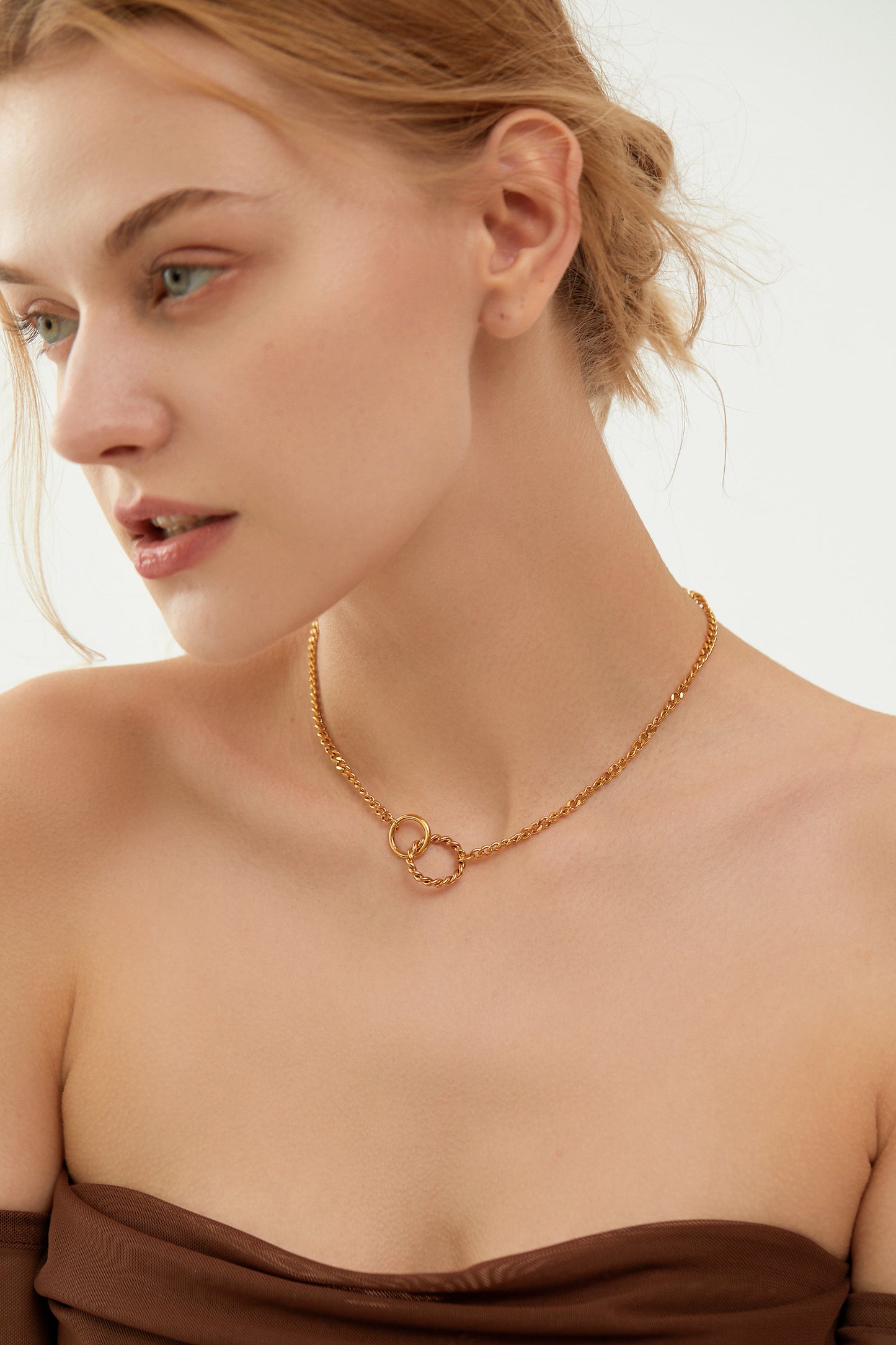 Gold Interlocking Twisted Rings Curb Chain Necklace