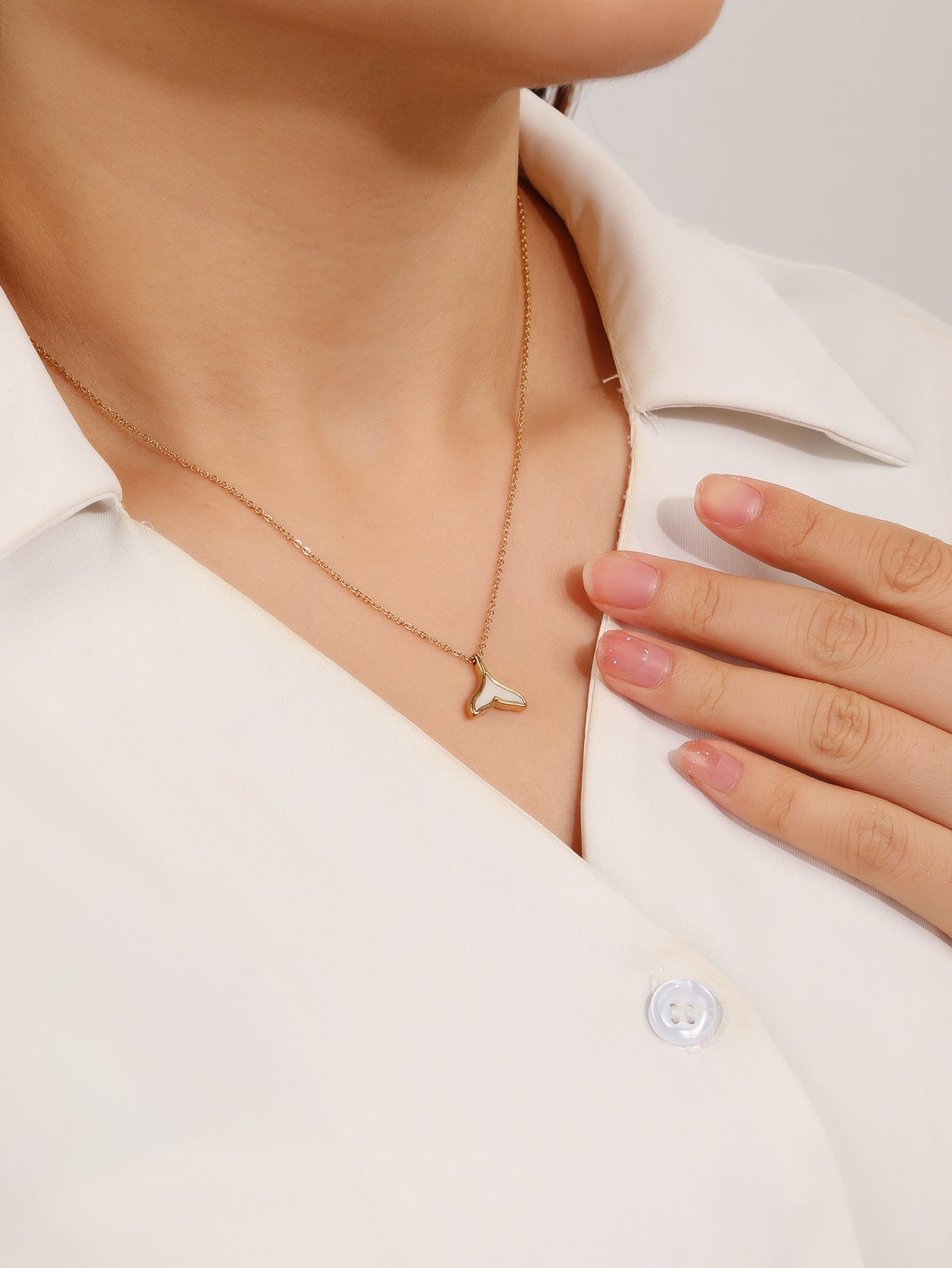 White Shell Fish Tail Pendant Necklace