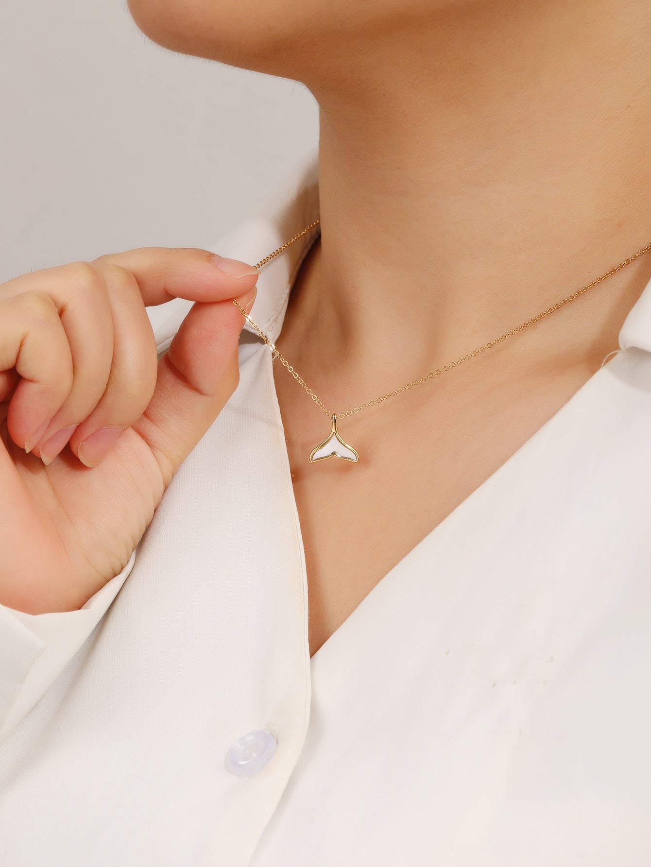 White Shell Fish Tail Pendant Necklace